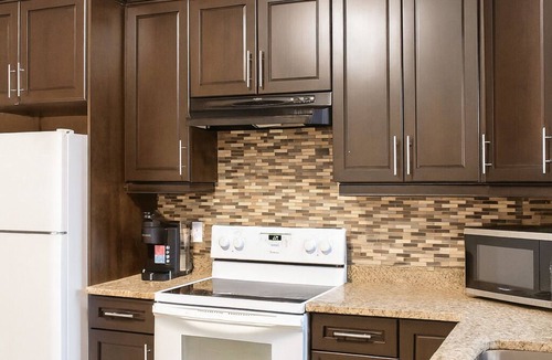 Windsor House | Executive 2BR Lower Suite · Private & Spacious/Near US Border