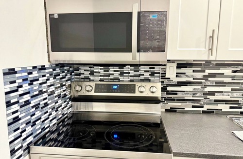 East Windsor Condo | Executive Condo. 3BR, King Bed w/Ensuite