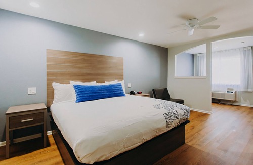 Clear Lake Shores Hotel | Executive King Room | Kemah Boardwalk Access | 10 Min to NASA Space Center