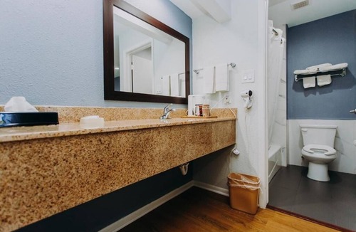 Clear Lake Shores Hotel | Executive King Room | Kemah Boardwalk Access | 10 Min to NASA Space Center
