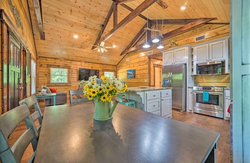 Hatton Cabin | 'Falling Star' Eagletown Cabin w/Hot Tub: Pets OK