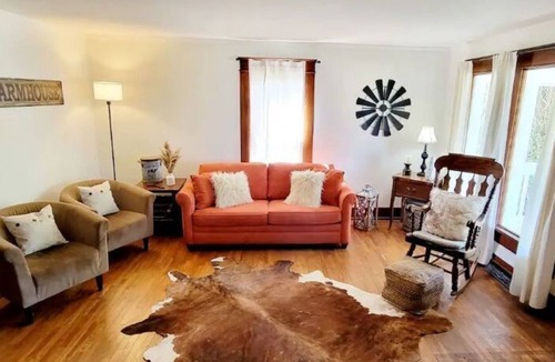 Johnson County House | Farmhome on 80 acres, Fire Pit, Close to UCM, Whiteman AFB, Kansas City, Pets OK