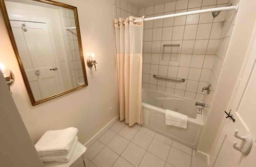 West Dover House | Farmhouse 1 - Farm Road Estate - 3 mi to Mt Snow