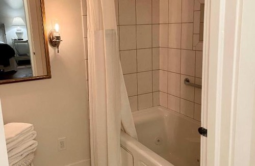 West Dover House | Farmhouse 2 - Farm Road Estate - 3mi to Mt Snow