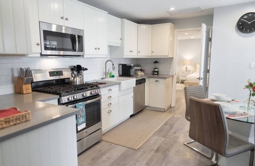 Grandview House | Major international sporting event - UPDATED 1BR *HOUSE* in GLENDALE with PRIVATE FENCED YARD (p55)