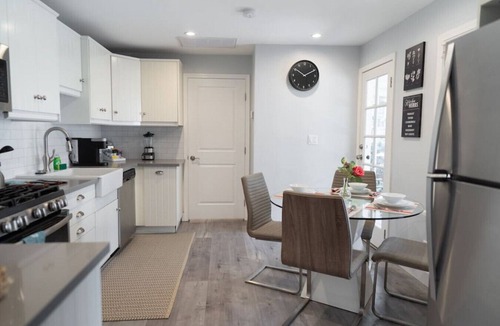 Grandview House | Major international sporting event - UPDATED 1BR *HOUSE* in GLENDALE with PRIVATE FENCED YARD (p55)