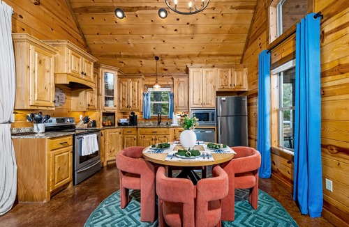 Hochatown Cabin | Firepit, Grill & Hot Tub - Private Spa Cabin for Two