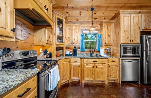 Hochatown Cabin | Firepit, Grill & Hot Tub - Private Spa Cabin for Two