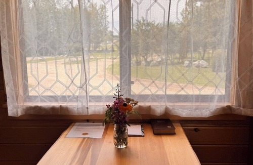 Ely Cabin | Fishdance Cabin, a Charming 2-bedroom cabin with AC, WiFi in brilliant Ely