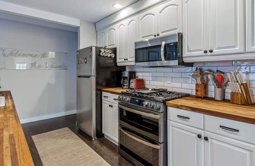 Quechee House | Fitness/GameRm Dog-Friendly - Cottage in the Woods