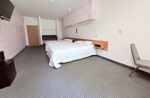 Ida Grove Hotel | Four Charming Royal-Style Rooms Perfect for Road Trips + Free Parking