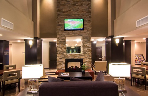 Bressi Ranch Apartment | Free Breakfast Included! Pool & Hot Tub Access | King Studio