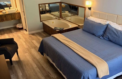 Eureka Springs Historic District Hotel | Freshly remodeled 205 King Jacuzzi Suite