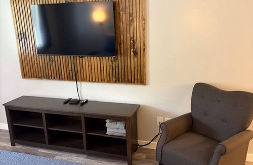 Eureka Springs Historic District Hotel | Freshly remodeled 205 King Jacuzzi Suite