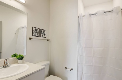 Downtown Lincoln Apartment | Frontdesk | 2 BR Apt by the Sunken Gardens