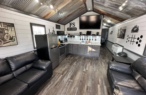 Annapolis Cabin | FS Rental #3 Annapolis, MO Black River