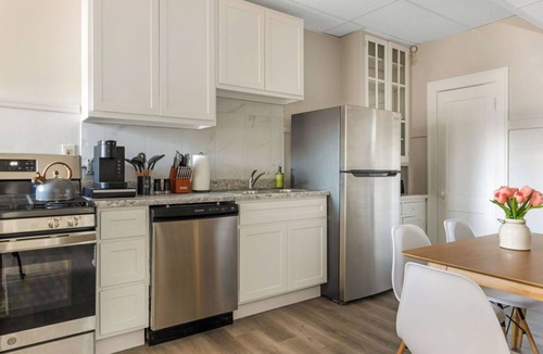 University City Apartment | Fully Equipped Cozy 2BR Apartment Near Delmar Loop - Mid term Rental