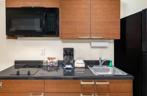 Brookings Hotel | Fun & Comfy! 2 Queen Beds + Recliner Suite w/Kitchen Near Campus & River Trails