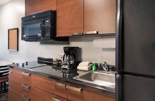 Brookings Hotel | Fun & Comfy! 2 Queen Beds + Recliner Suite w/Kitchen Near Campus & River Trails