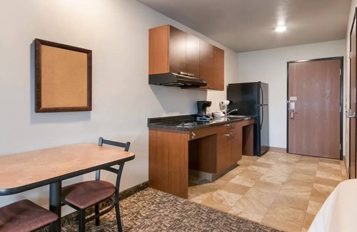 Brookings Hotel | Fun & Comfy! 2 Queen Beds + Recliner Suite w/Kitchen Near Campus & River Trails