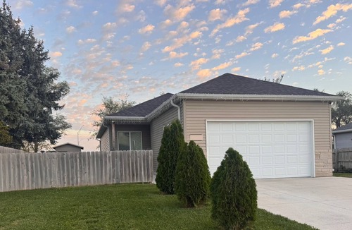 Lincoln House | Gateway Gathering | Spacious 4BR Home with Game Room Near Downtown & UNL