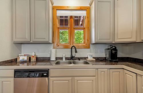 Grand Elk Ranch Cabin | Golf Course Retreat with Hot Tub Dog-Friendly