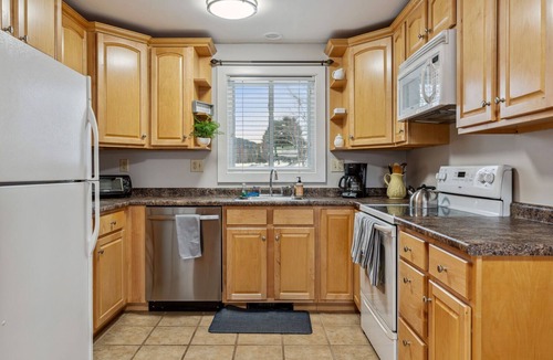 West Hartford Condo | Golf, Lake Pinneo & The Club - Windsor Village 4C
