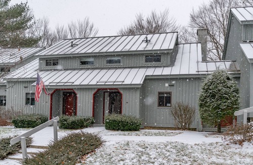 West Hartford Condo | Golf, Lake Pinneo & The Club - Windsor Village 4C