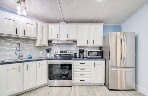 Silver Lake House | Golf & Pool Access: Home w/Yard in Lady Lake
