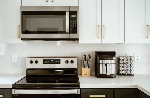 Roosevelt House | Gorgeous 4bd/3ba House w/AC 1 block from Light Rail