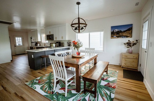 Roosevelt House | Gorgeous 4bd/3ba House w/AC 1 block from Light Rail