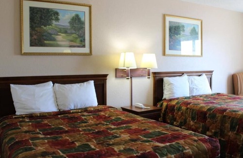 Mount Vernon House | Great Location! Minutes Away from Downtown, Free Breakfast & Parking