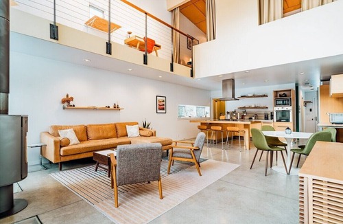 Jamaica Cabin | Green Mountain Modern House: iconic modern getaway