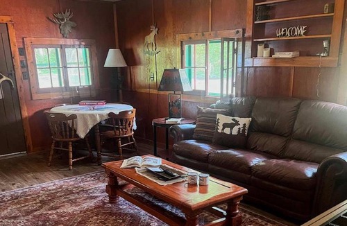 Woodruff House | Gresham Shores - Smiling Moose - PET FRIENDLY