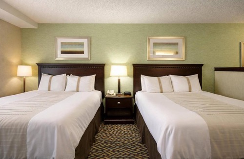 Devils Lake Hotel | Group-Friendly Room | Close to Devils Lake | Free Parking & Indoor Pool Access