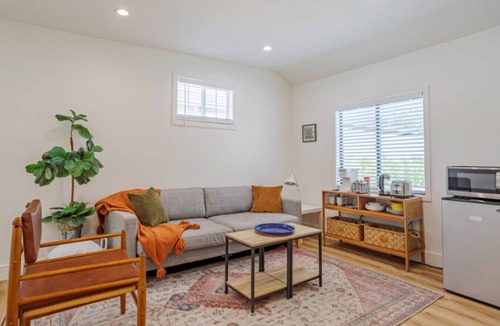 Valley Glen House | Guest Studio Universal private entry
