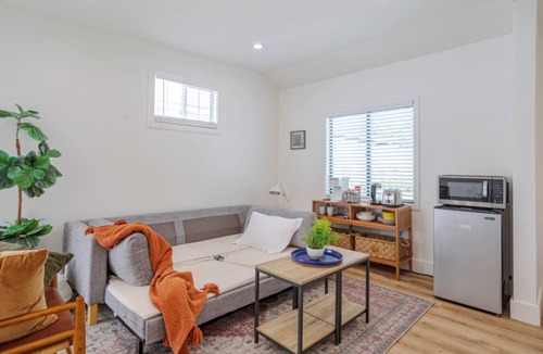Valley Glen House | Guest Studio Universal private entry