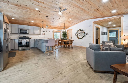 Rangeley Plantation House | Hall Hideaway | Shared Waterfront Access