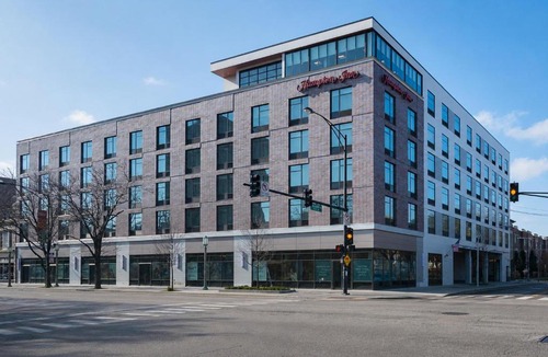 Rogers Park Hotel | Hampton Inn Chicago North-Loyola Station, Il