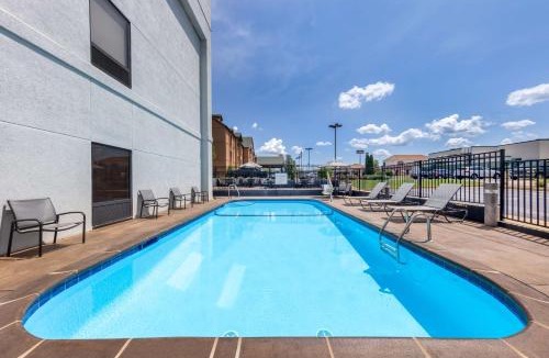 St. Robert Hotel | Hampton Inn Saint Robert