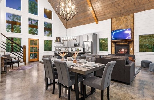 Hochatown Cabin | ✨Hampton's Hideaway: Luxury cabin with 🎲 Games, 🪁 Playground, and 💦 Hot Tub✨