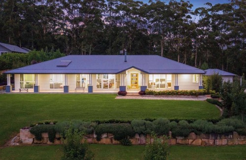 Terrigal House | Hamptons Style | Heated Pool, Acres, Sleeps 8