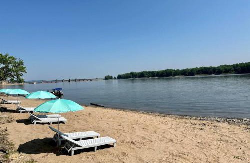 Bellevue House | Harbor Hideaway Suite - River Rock Inn