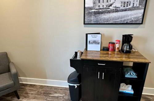 Bellevue House | Harbor Hideaway Suite - River Rock Inn