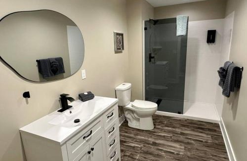 Bellevue House | Harbor Hideaway Suite - River Rock Inn