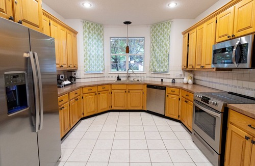 Springdale House | Heated Pool opens March 6 - Sleeps 12, Near UofA,