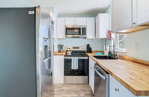 Spring Hill House | Heated Pool Waterfront Private Beach Dock Kayaks