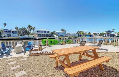 Spring Hill House | Heated Pool Waterfront Private Beach Dock Kayaks Grill Firepit SUN
