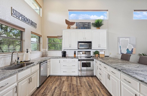 Graford House | Heaven In Hells Gate! Water access, kayaks, game room!