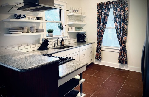 Hermann House | Helen's House-3 bed, 2 bath bungalow 3 blocks from Main Street!